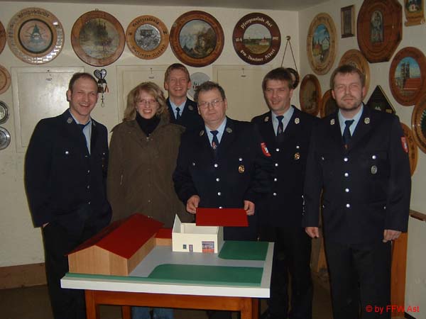 A. Gruppenphoto_mit_Feuerwehrhaus